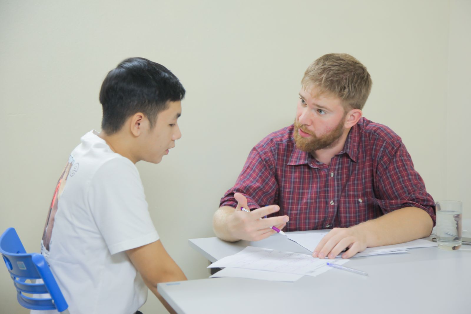 nguoi-can-hoc-ielts-1-kem-1